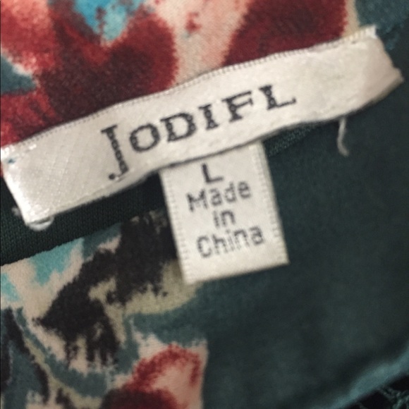 Green flowing blouse. - Picture 3 of 8